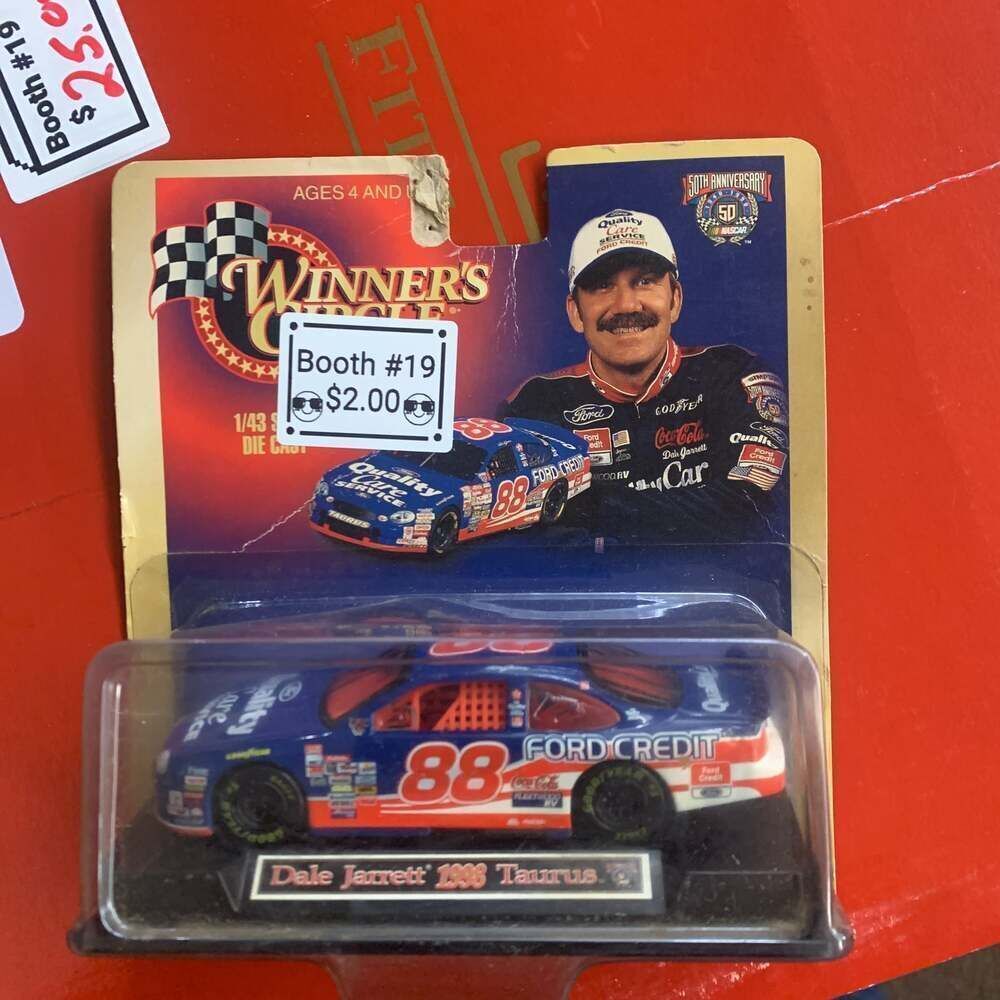 1998 Winner's Circle NASCAR Dale Jarrett #88 Ford Credit 1:24 Scale Diecast Car